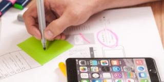 Una mano y un celular