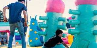Deslizarte, escalar, esquivar obstáculos con Ciudadela Inflable