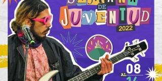 Joven tocado un bajo