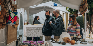 PErsonas viendo artesanías