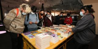 Personas viendo libros