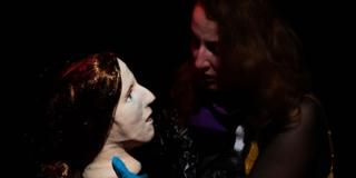 Mujer con un títere