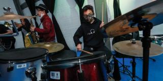 Jóvenes con instrumentos musicales