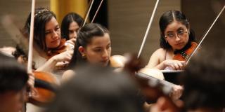 Mujeres tocando instrumentos