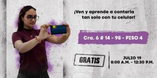 Una mujer con un celular