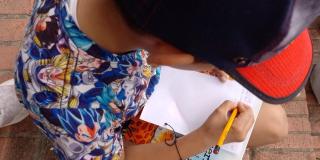 Niño escribiendo