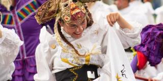 Mujer con ropa dradicional