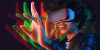 Mujer con gafas de realidad virtual