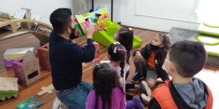 Persona contando un cuento