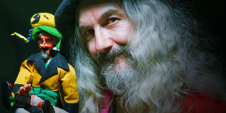 Hombre con un títere