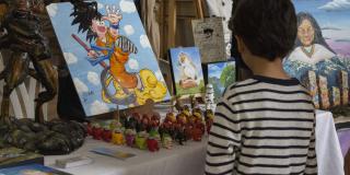 Niño junto a una pintura