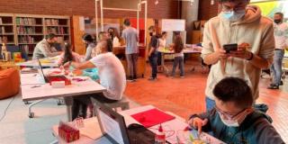 Jóvenes armando cosas