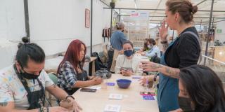 Personas realizando un taller de manualidades