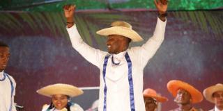 persona alegre con los brazos abiertos