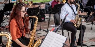 Musicos juveniles interpretando intrumentos vientos