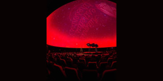 Este proyecto combina elementos físicos e infinitos en el espacio público.