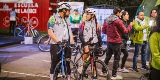 Foto: Hombre y mujer montando bicicleta
