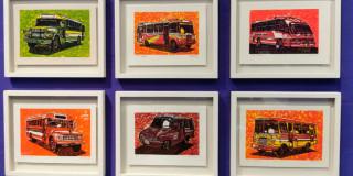 Fotografía de exposición buses pintados en acuarela