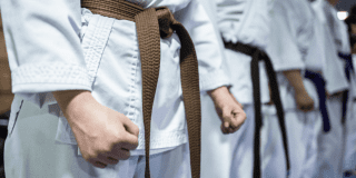 Imagen donde se aprecia el tronco de personas adultas y en su cintura portan un cinturon colof café