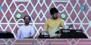 Fotografía de djs tocando consolas electrónicas en tarima