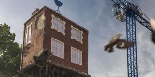 Imagen de la casa flotante de la obra Arrancada de raíz