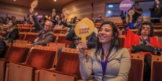 Imagen de personas sonriendo en evento sobre Cultura Ciudadana