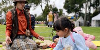 Fotografía de una niña con un adulto jugando