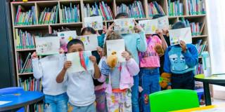 Imagen de niños con dibujos en la Biblioteca Pública Bosa
