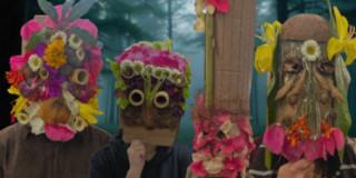 Imagen que muestra cuatro personas utilizando mascaras con flores