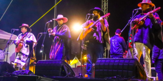 Imagen de una agrupación de música carranguera en tarima.