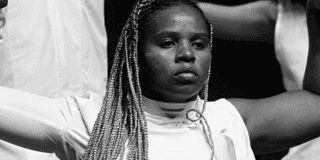 Imagen de una mujer afro vestida de blanco.