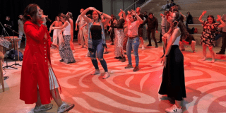 Imagen de varios jóvenes bailando en una posta de baile.