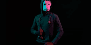 Imagen de un hombre vestido de negro y porta una mascara y gorro negro en su cabeza