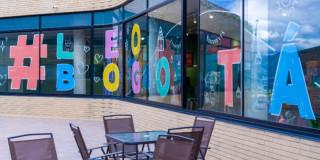 Imagen exterior Biblioteca Pública El Mirador con Leo Bogotá en letras