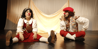 Foto de dos personas disfrazadas de payasos 