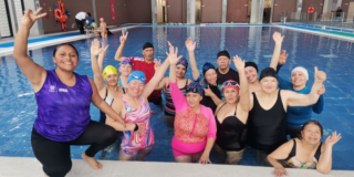 Imagen de personas adultas en la piscina
