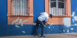 Imagen de persona reparando una pared