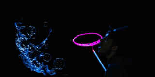 Imagen de un hombre que juega disparando burbujas