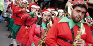 Imagen de músicos disfrazados de elfos en comparsa Navidad 2024