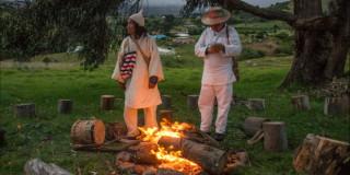 Imagen de personas alrededor de una fogata 