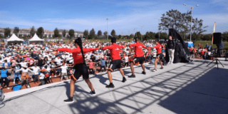 Imagen de una clase de aeróbicos en la ciclovía