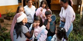 Imagen de niños pintandose las caras