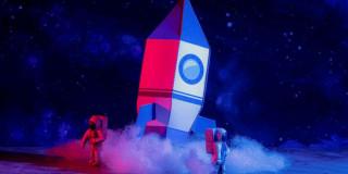 Imagen de astronautas con nave de papel