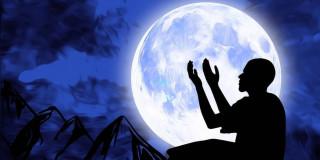 Imagen de la luna con sombra figura humana