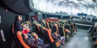 Imagen de personas en el Domo del Planetario de Bogotá