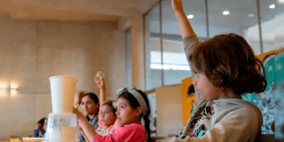 Imagen de varios niños participando en el taller.