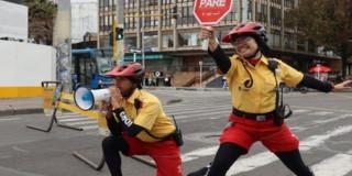 Foto que muestra trabajadores de la Ciclovía de Bogotá