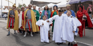 Foto que muestra personas con trajes alusivos a la fiesta de los reyes magos