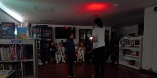 Foto que muestra niños y niñas reunidos en un salon 