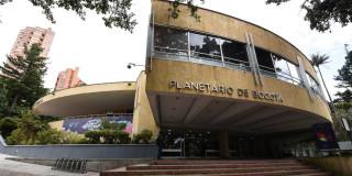 Foto que muestra la fachada del Planetario de Bogotá 
